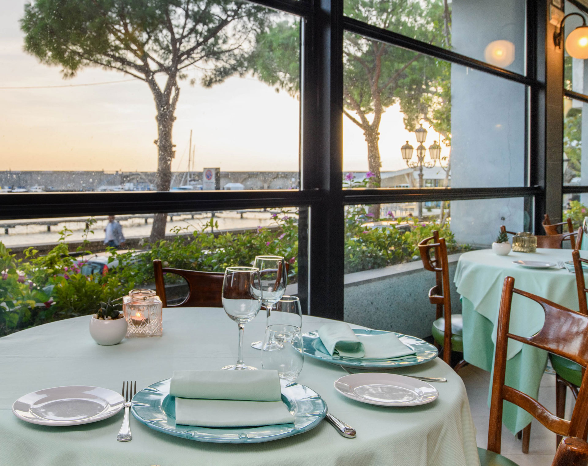 Hotel-La-Bussola-table-with-a-view